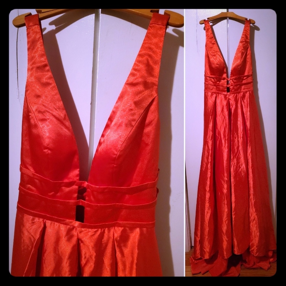 CAGED PLUNGING Neck BALLGOWN